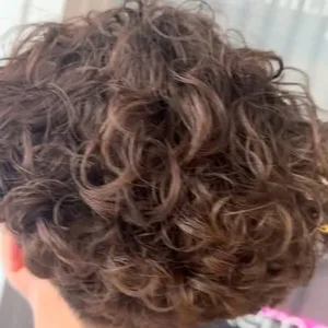 Video auf Facebook: „Gestern haben wir einen kurzen French Bob in Naturlocken verwandelt — mit einer