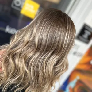 Lange gewellte Haare mit Balayage in Beige- und Blondtönen