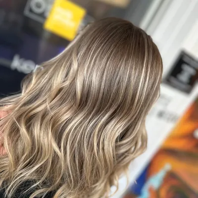Lange gewellte Haare mit Balayage in Beige- und Blondtönen