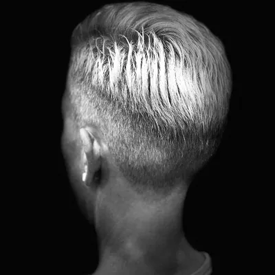 Kurzhaarschnitt mit Undercut und platinblonden Spitzen