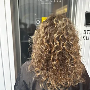 Natürliche Locken mit goldblonden Strähnen