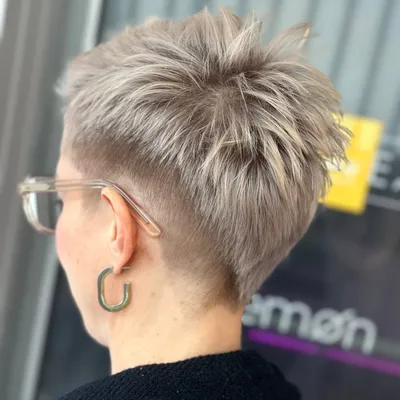 Kurzer Pixie-Cut in Silberblond mit kurzem Nacken