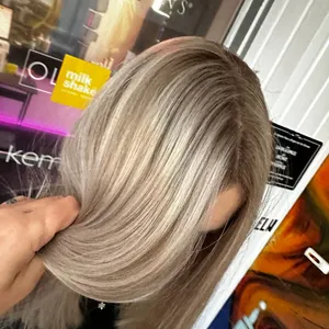 Lange glatte Haare in hellem Perlblond