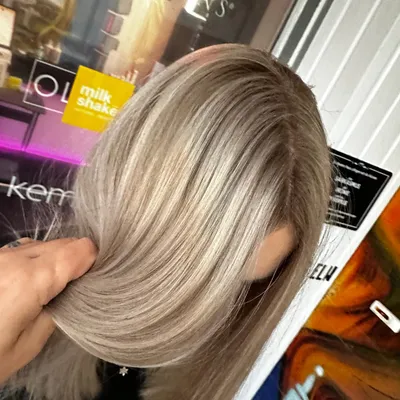 Lange glatte Haare in hellem Perlblond