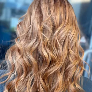 Lange Locken in warmem Kupfer- und Karamellblond