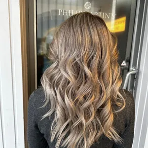 Lange Wellen mit Balayage von Braun zu Blond