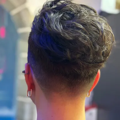 Kurzhaarschnitt mit kurzem Nacken und grauen Highlights