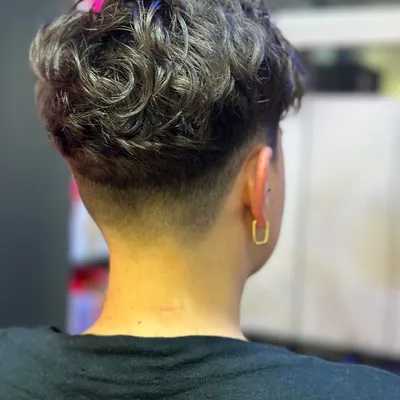 Kurze Locken mit grauen Strähnen und kurzem Nacken