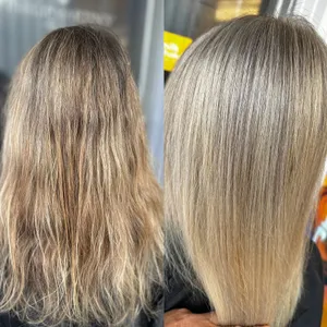 Vorher und nachher: lange Haare, danach glattes Aschblond