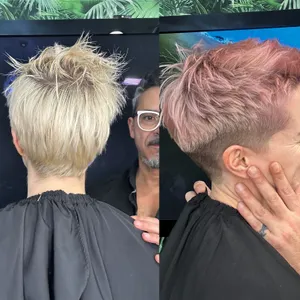 Vorher und nachher: Kurzhaarschnitt in Platinblond, danach in Rosé