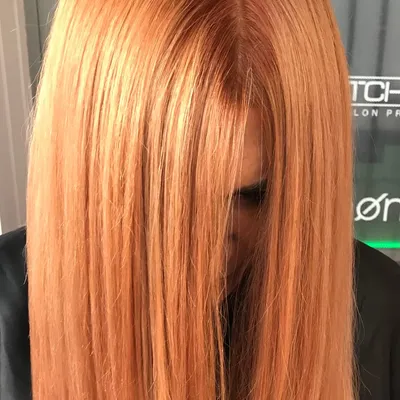 Lange glatte Haare in Kupferorange