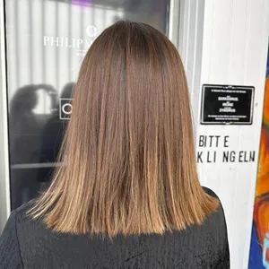 Schulterlanges glattes Haar mit braunem Farbverlauf