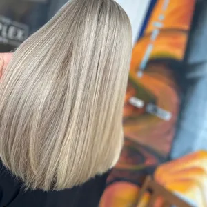 Schulterlanges glattes Haar in hellem Aschblond