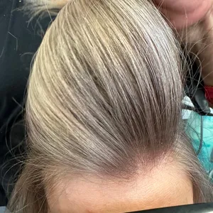 Ansatz mit Airtouch-Strähnen in Beigeblond, Ansicht von oben