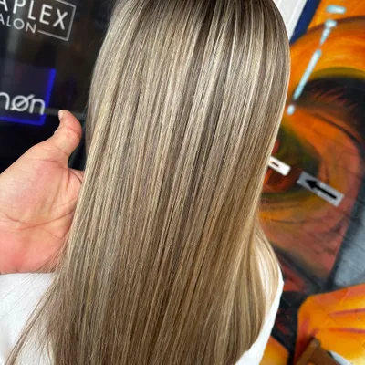 Lange glatte Haare mit feinen blonden Strähnen