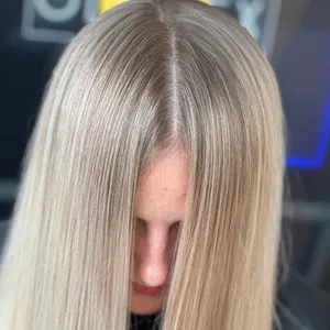 Lange glatte Haare in hellem Kühlblond mit Mittelscheitel