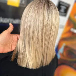 Schulterlanges glattes Haar in Honigblond