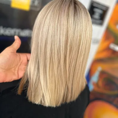 Schulterlanges glattes Haar in Honigblond