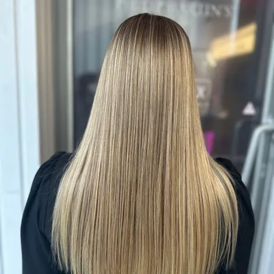 Lange glatte Haare mit Balayage von Dunkelblond zu Hellblond