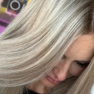 Nahaufnahme heller Airtouch-Strähnen in Beigeblond