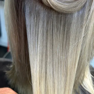 Lange glatte Haare mit Farbverlauf von Dunkelblond zu Silberblond