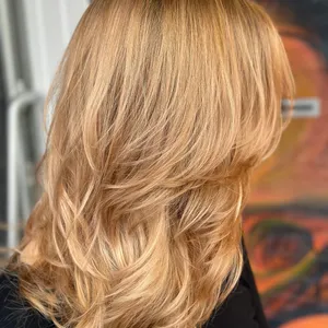 Lange gestufte Haare in Goldblond, gewellt