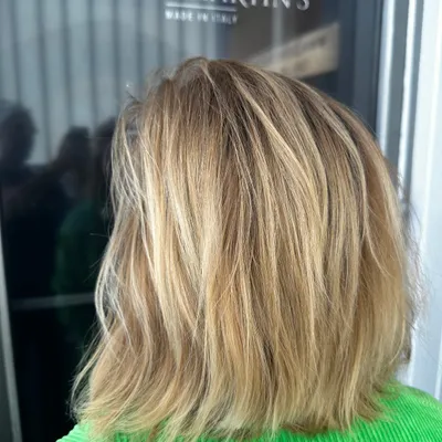 Schulterlanges Haar mit Balayage in Honig- und Beigeblond