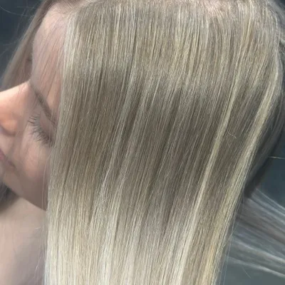 Nahaufnahme glatter Haare mit Farbverlauf von Dunkelblond zu Hellblond