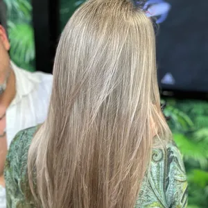 Lange glatte Haare in hellem Beigeblond
