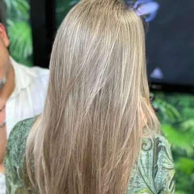 Lange glatte Haare in hellem Beigeblond